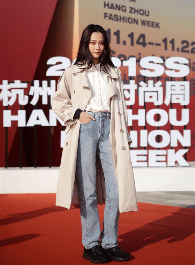 运动鞋|穿长风衣时，最好别配这2双鞋