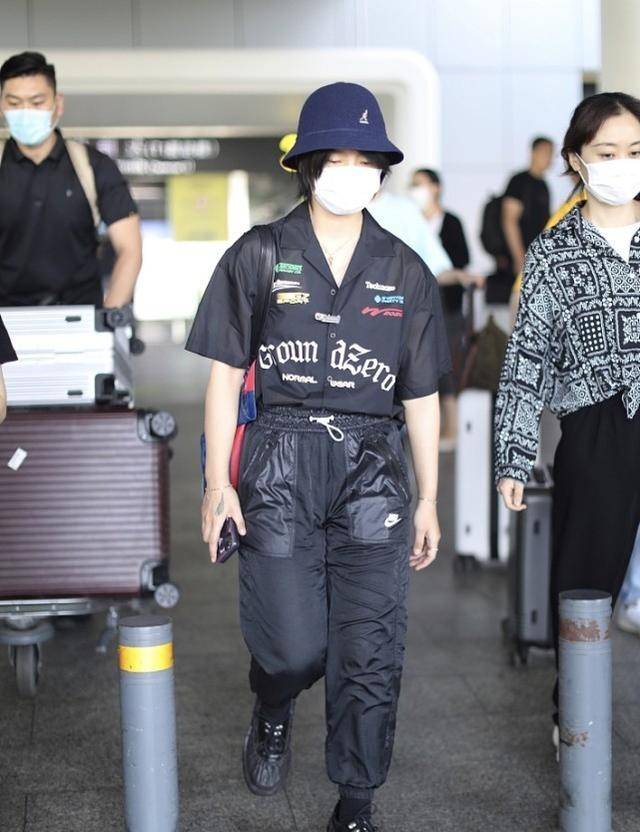 服装|周笔畅私底下真接地气，头发随便抓一抓就出门，素颜出镜也不在乎