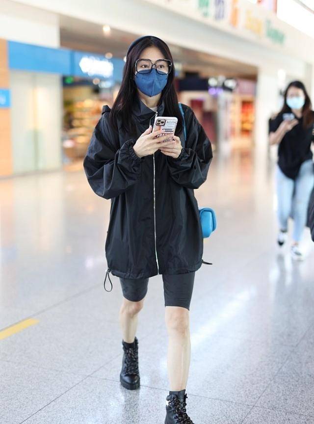 牛仔|秦岚这腿真够细的，穿长靴靴口还有缝，戴大金链子也不显俗气