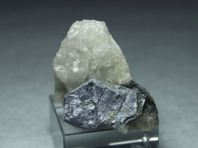 普琳丝被发现于美国北卡罗莱州亚历山大城的绿锂辉又名希登石