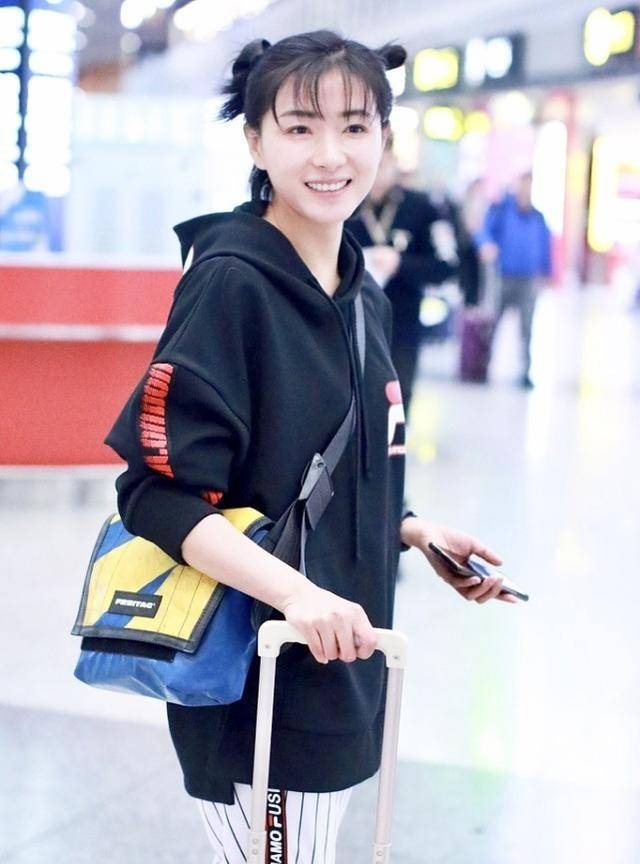 哪吒|万茜的“寡淡脸”还挺适合哪吒头的，搭件卫衣好随性，素颜也不差