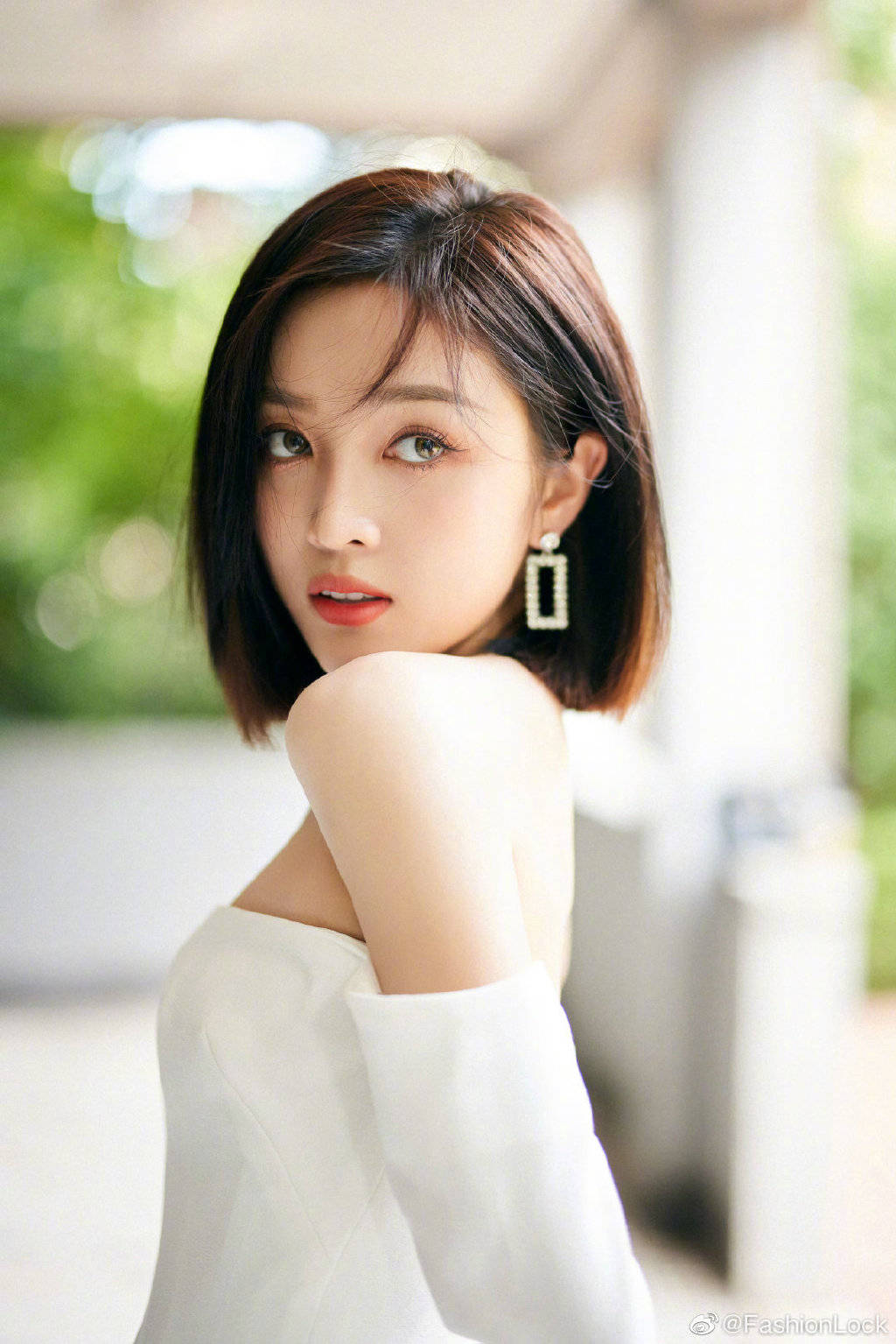 吴宣仪大秀美肩,性感纯白套袖抹胸连衣裙写真