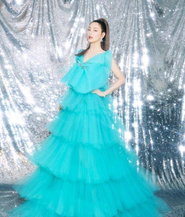 张雨绮|张雨绮微博之夜造型曝光，一袭云朵裹身裙高级又大气，妥妥的C位