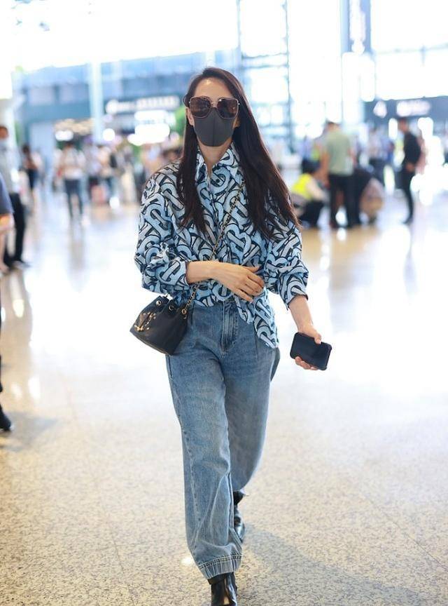 感觉|伊能静低调现身机场,虽戴着口罩看不清脸,但弯弯的眼睛却好显嫩