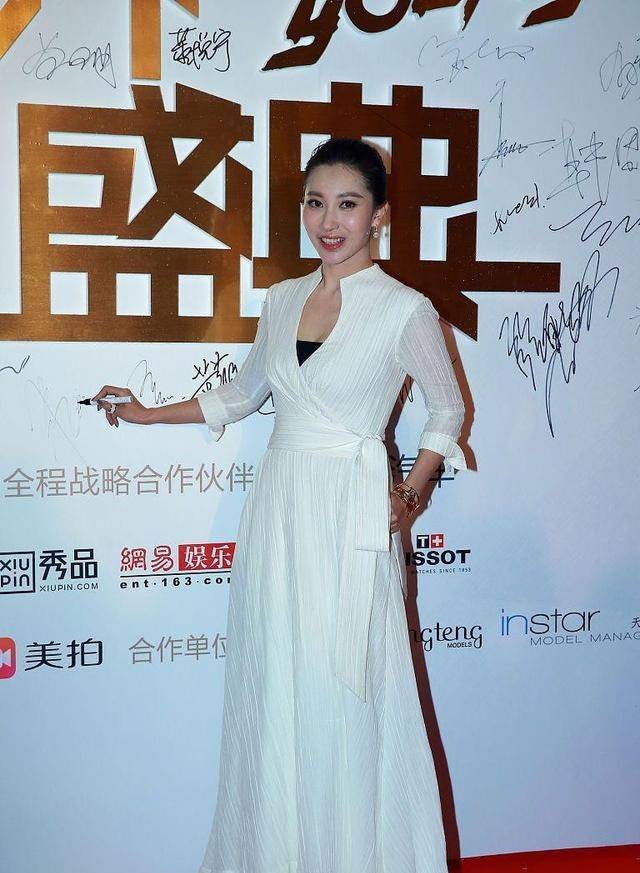 身材|章子怡的嫂子身材一点都不输,上身透亮下身保守,真挺有味道的