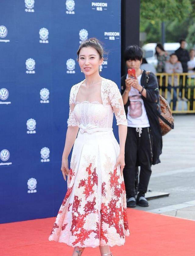 身材|章子怡的嫂子身材一点都不输，上身透亮下身保守，真挺有味道的