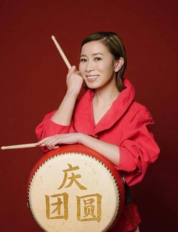 毛衣|佘诗曼笑起来太有感染力了，一身红色显得牙好白，长腿又细又直