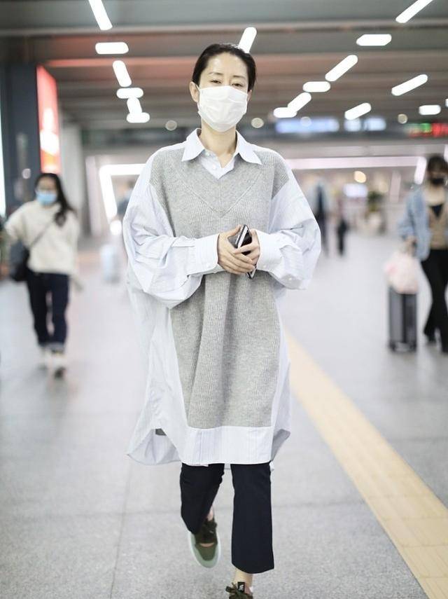 刘敏涛|刘敏涛时尚感还挺强，穿个假两件休闲又个性，肤色白皙看着都晃眼