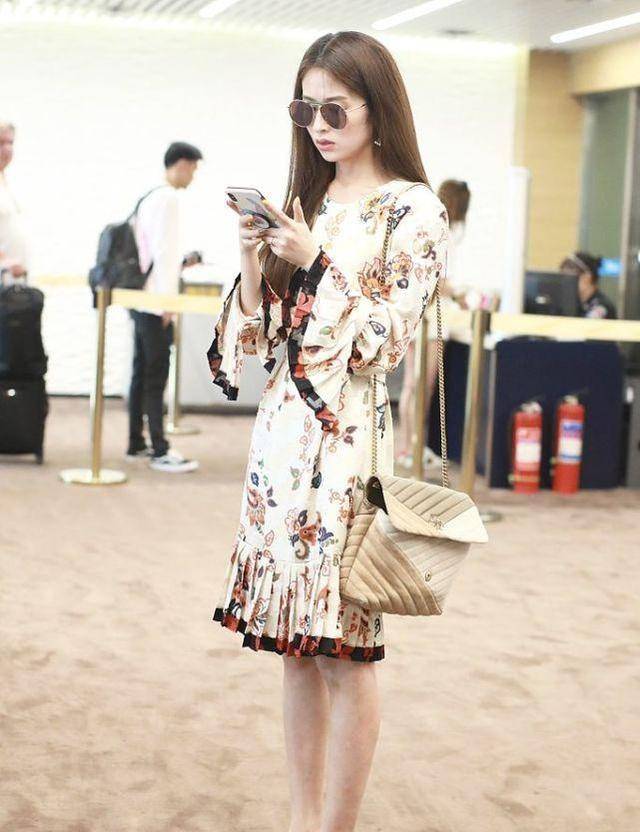服装|颖儿付辛博太恩爱了，携两岁女儿为老公加油，女儿捂脸太可爱