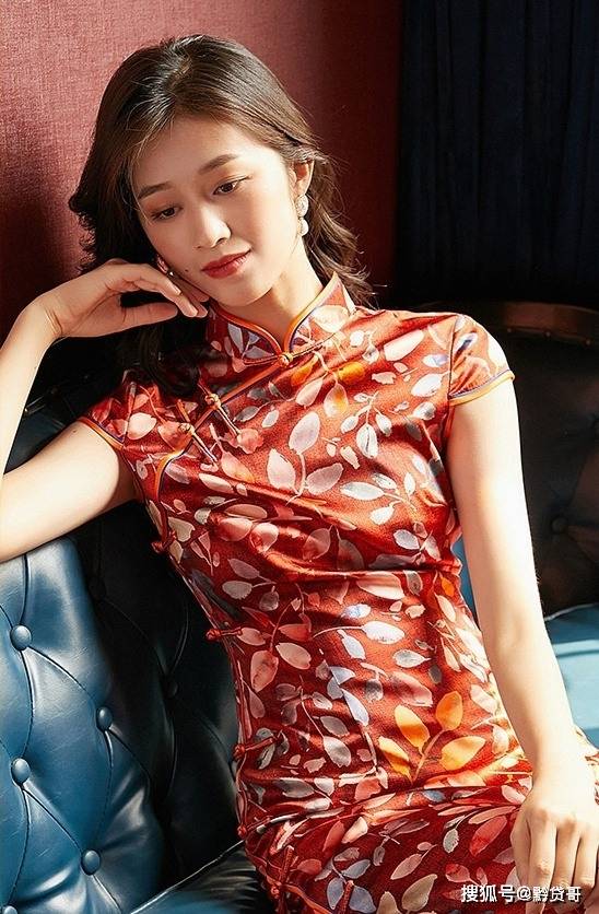 优雅美女红色旗袍美艳动人