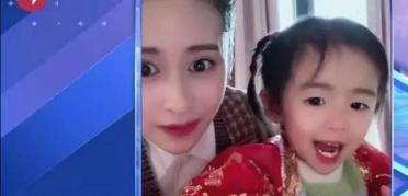服装|颖儿付辛博太恩爱了，携两岁女儿为老公加油，女儿捂脸太可爱