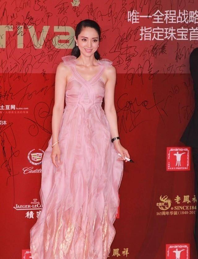 形象|董璇长相挺大气的，穿粉色却不咋美，一袭粉裙看着有点“装嫩”