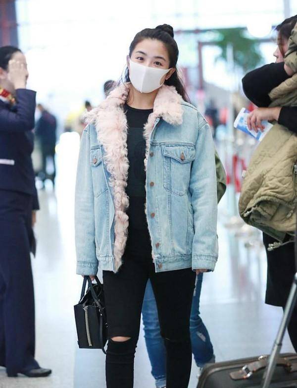 张含韵|张含韵真有30多了？穿萝卜色羽绒服跟小姑娘似的，也太可爱了