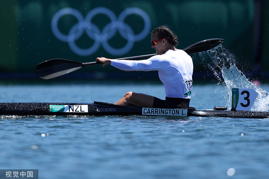 高清图:静水皮划艇女子500米单人皮艇 卡林顿夺金