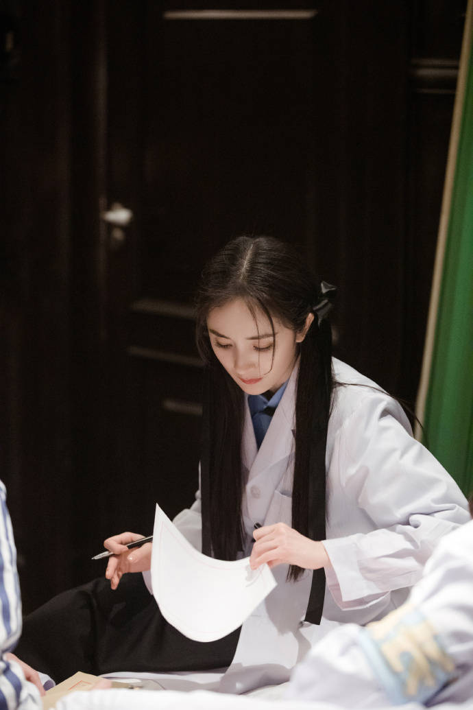 《密室大逃脱3》杨幂对npc开启撒娇攻势 何炅客串npc吓坏大张伟