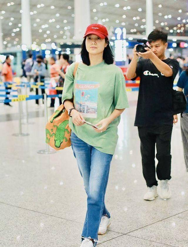 老公|朱丹一家三口低调出街，和老公同穿白T恤秀恩爱，真没有明星架子