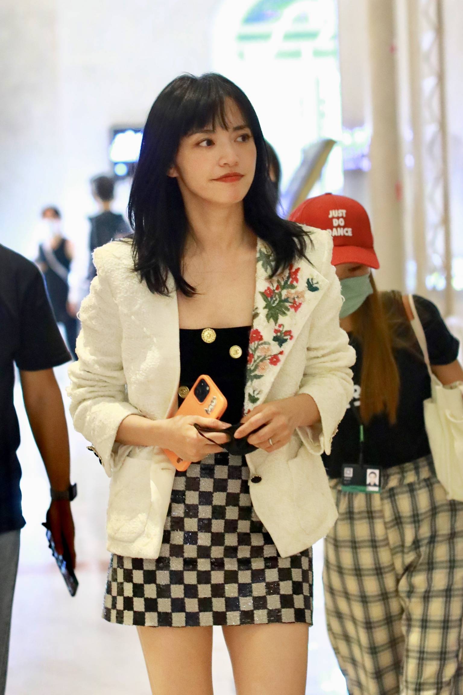 姚晨齐刘海披肩发不减女王范 西装搭短裙美腿吸睛