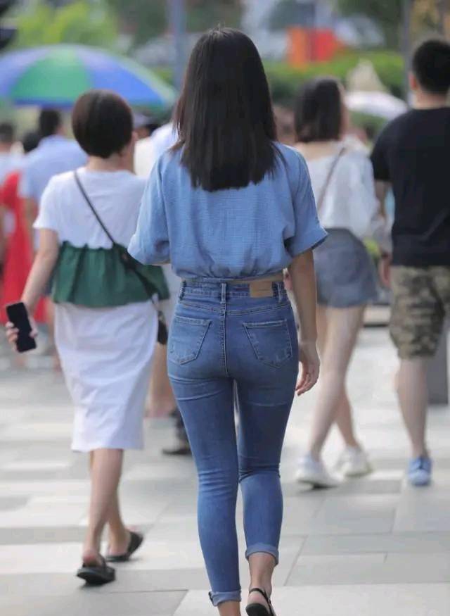 时尚|专题街拍：牛仔裤是每个潮流女人必备的时尚单品
