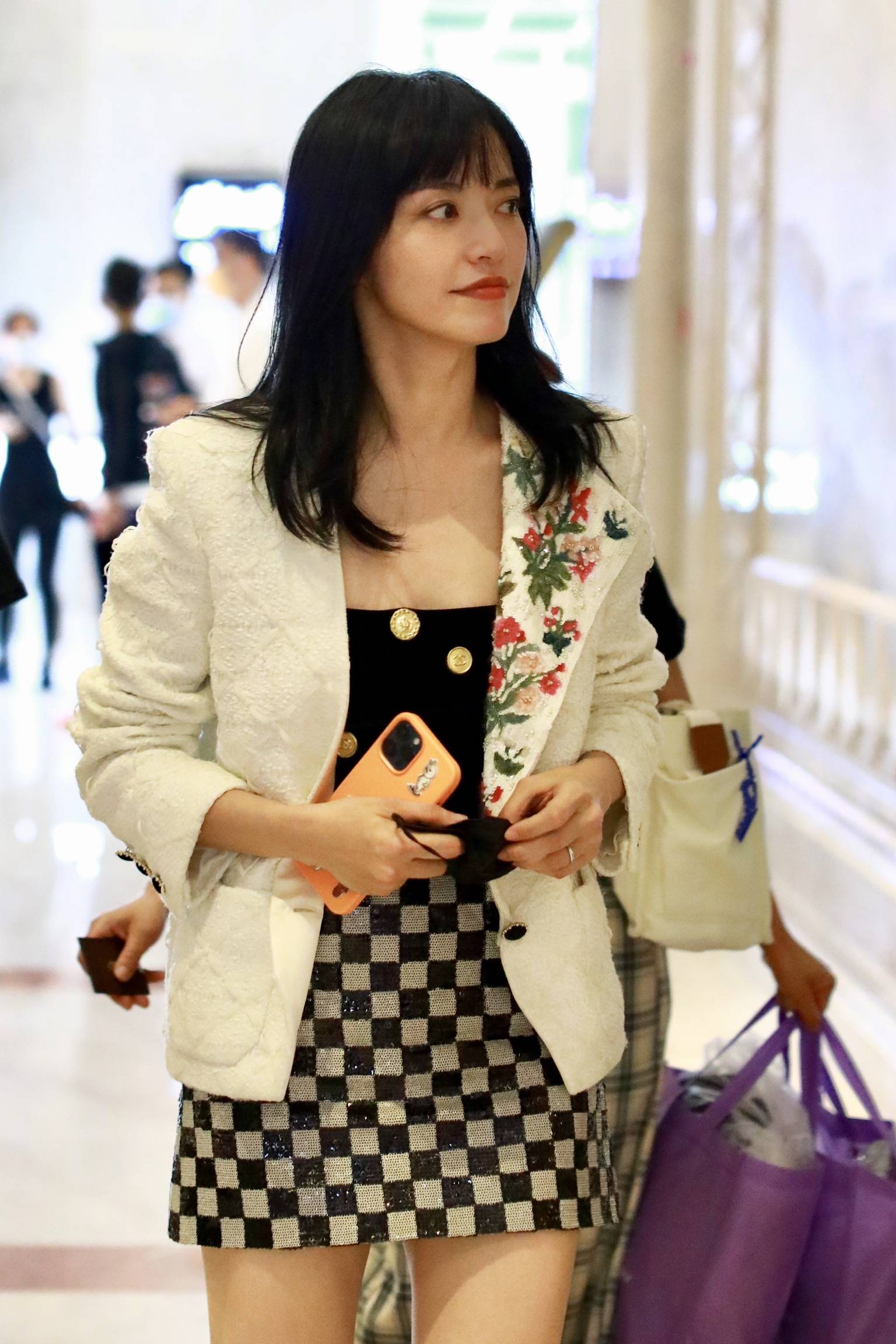 姚晨齐刘海披肩发不减女王范 西装搭短裙美腿吸睛