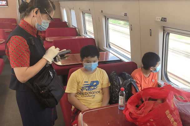 两名小男孩乘高铁乘务员全程护送