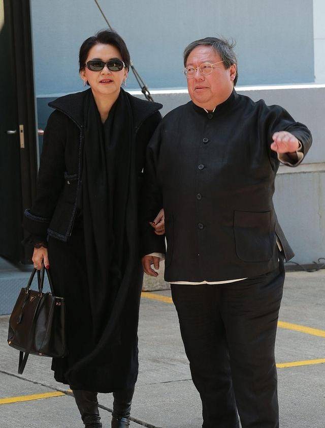 黑色|江珊这造型挺别致，正面看没啥亮点，但一弯腰却很撩人