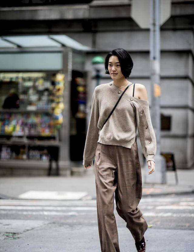 老有|格纹的时尚风又吹回来了，知性优雅的格纹裤值得一试，老有气质了