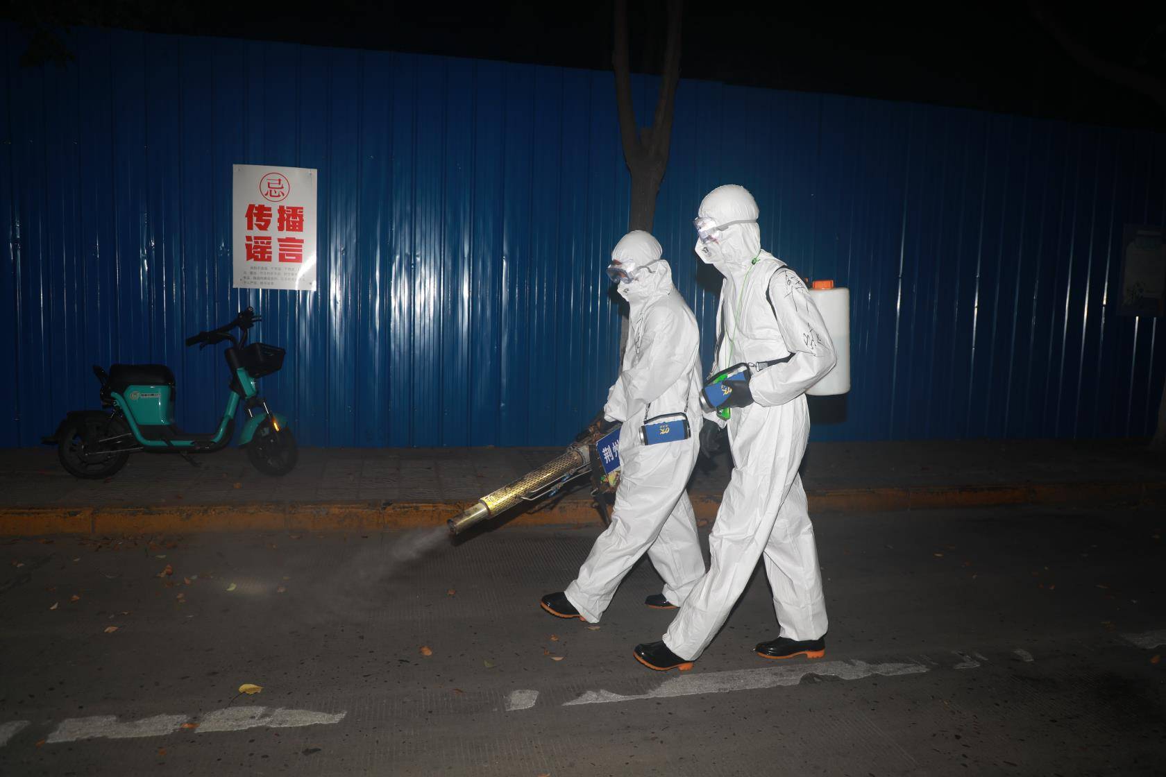 接承父辈旗帜,19岁消防员战斗在疫情封控管理消杀一线