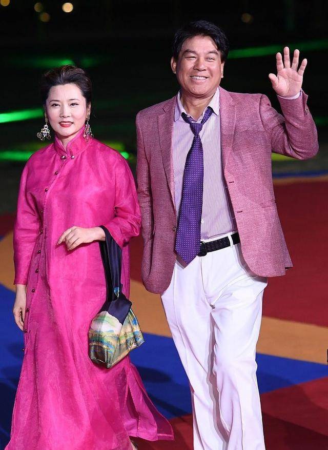 刺绣|何赛飞自然老的样子真美，穿旗袍挺有气质，眼角细纹也不影响气质