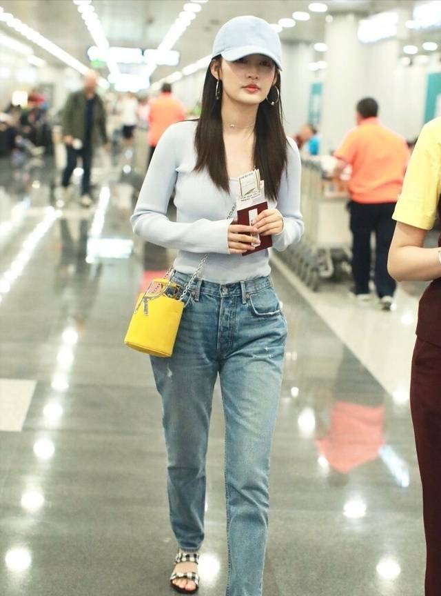 服装|李沁真是会扮嫩,穿明黄色毛衣配破洞裤,时尚感强太减龄