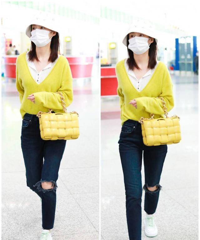 服装|李沁真是会扮嫩,穿明黄色毛衣配破洞裤,时尚感强太减龄
