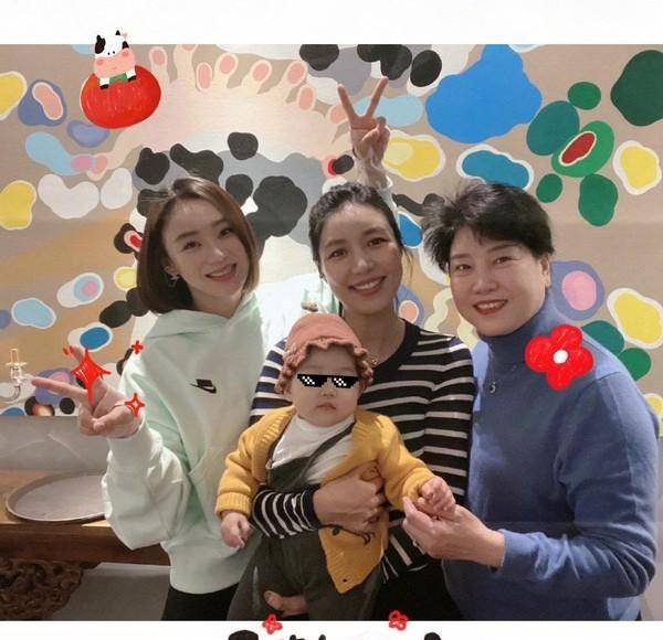 黑色|袁姗姗晒一家子照片,爸妈同框太有夫妻相,她嘟嘴比耶像小女孩