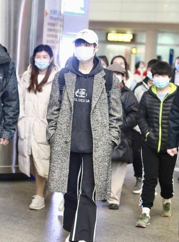 黑色|李宇春的175身高真不白给，穿长大衣飘逸又帅气，气场太强了