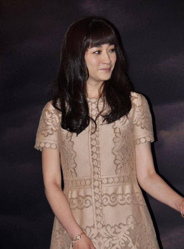 曲线|李小冉这样的女人真厉害，这么紧的裙子也穿得进，好身材真没藏住