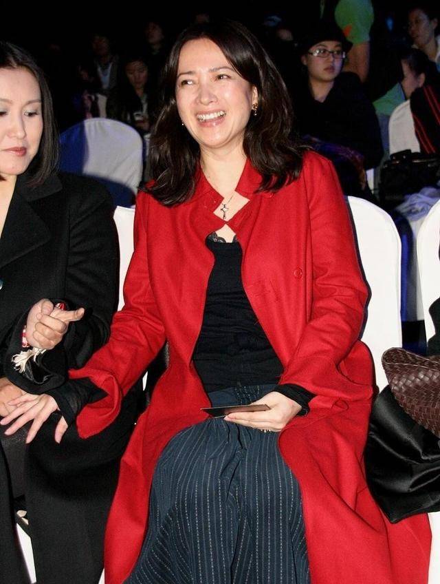 何晴|演员何晴真是风韵犹存，身穿裹身裙的裙子，略显小肚腩也很自信