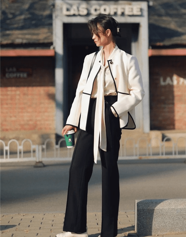 黑色|黑白灰很有“烟火气”，随性混搭时髦又接地气