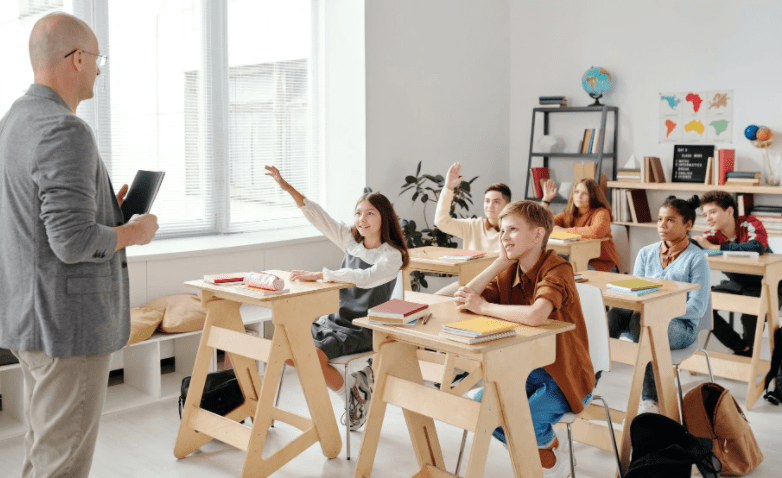 我国k12教育培训市场规模稳步扩张行业主要以线下业务为主