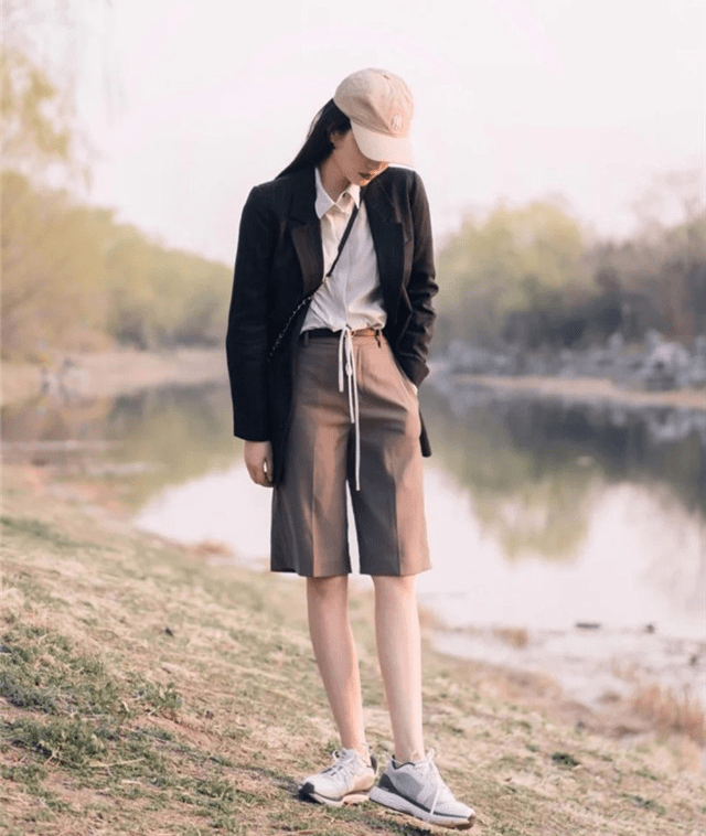 黑色|黑白灰很有“烟火气”，随性混搭时髦又接地气