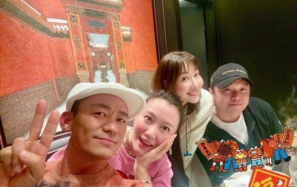 佟丽娅|佟丽娅与老公陈思诚合体现身聚会，庆祝唐探3大卖，佟丽娅太靓丽