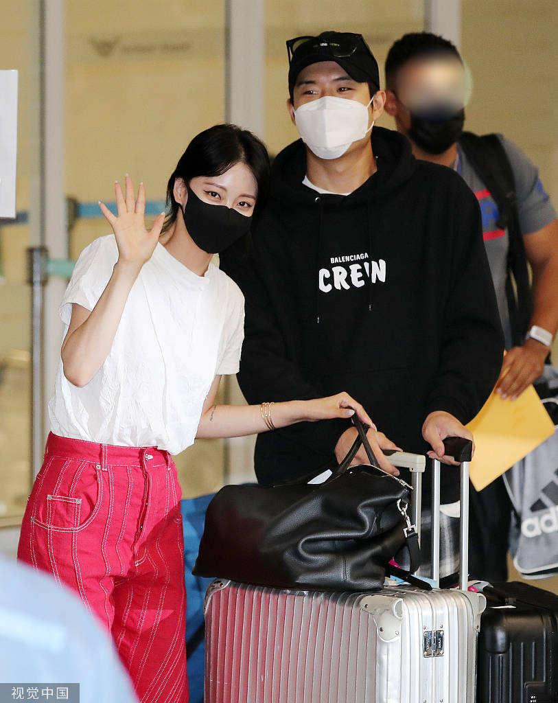 韩艺瑟穿白t恤红裤青春时尚 亲密挽男友比心秀恩爱