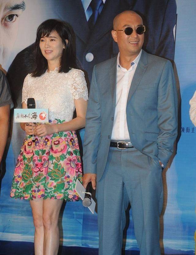 左小青|左小青的一双“奶棍腿”太抢镜了，看着让人羡慕，穿裙子真够美的