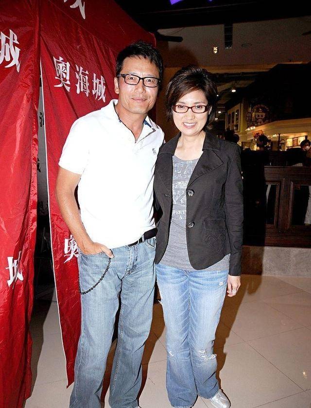 老公|幸福的女人真美，戚美珍和老公在一起笑容藏不住，一脸幸福的样子
