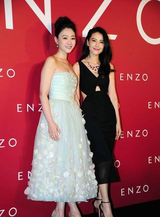 李小冉|李小冉出席活动穿得似新娘,和高圆圆秀姐妹情,两人都很美