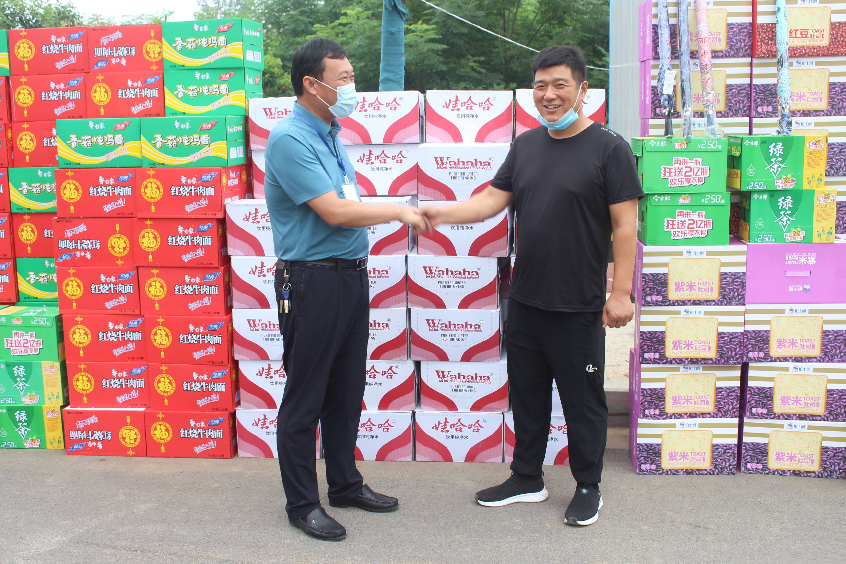 老表说车网红主播王红超向汝南县古塔街道疫情一线捐赠物资