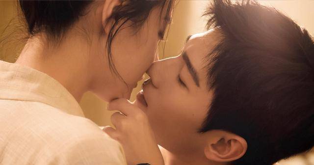 毛衣|比起被刷屏的上头吻戏,我更种草迪丽热巴的可甜可盐的穿搭