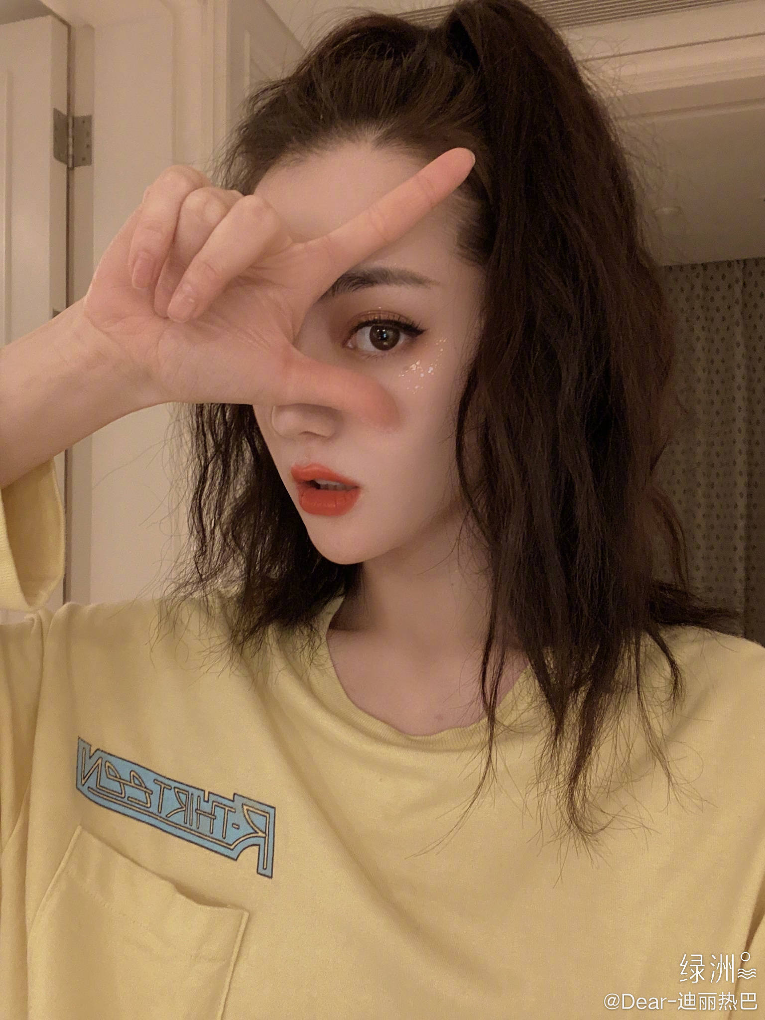 毛衣|比起被刷屏的上头吻戏,我更种草迪丽热巴的可甜可盐的穿搭