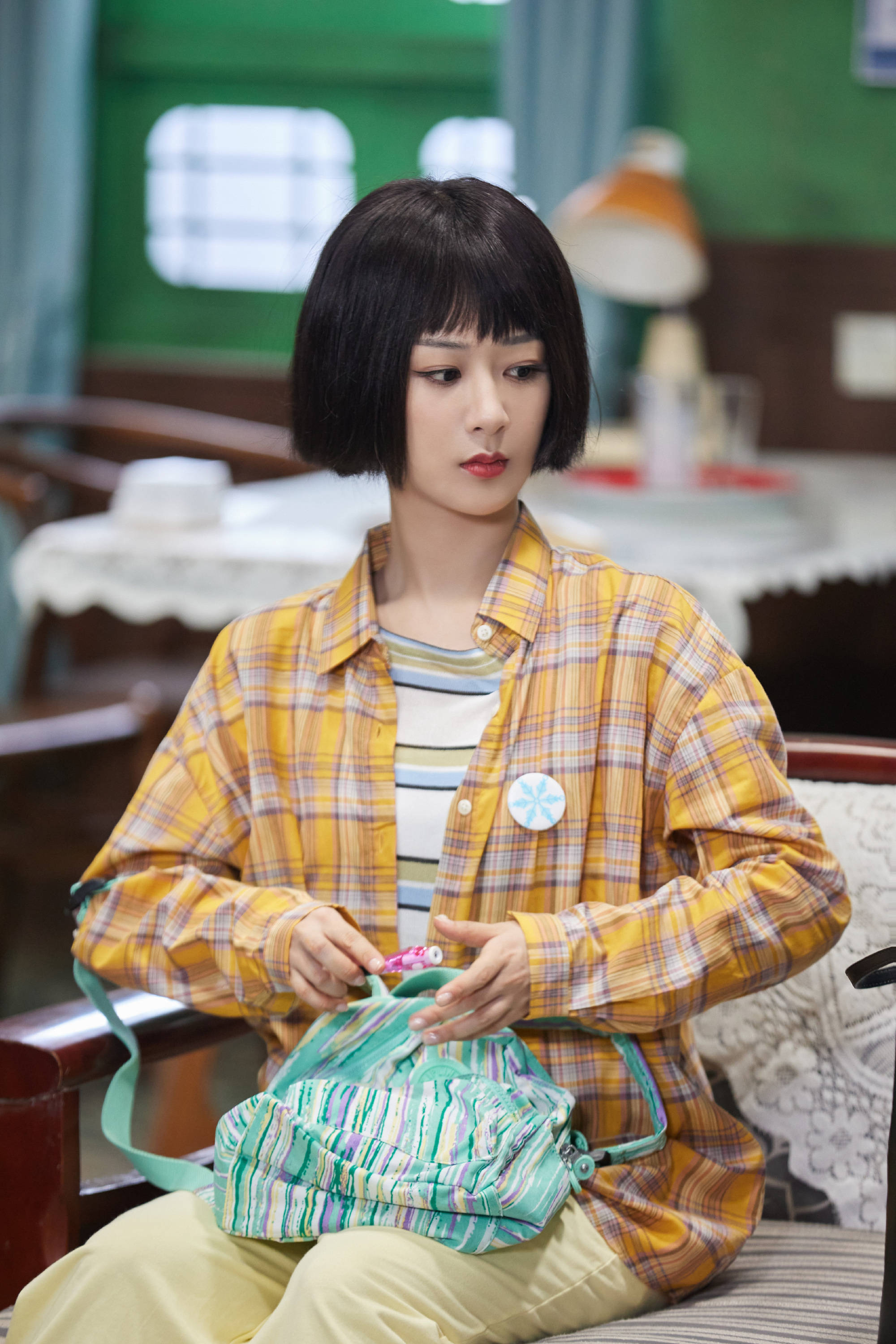 杨紫变"双"面萌探饰两角 染红发青春叛逆酷女孩