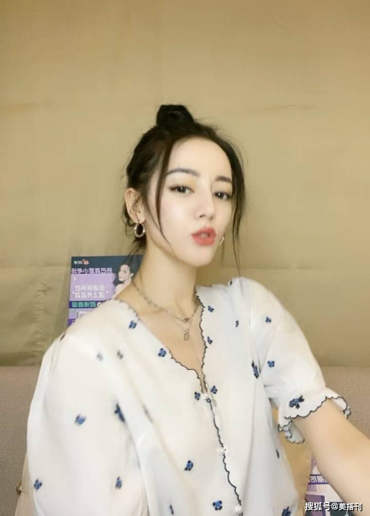 花朵|热巴太没有偶像包袱了！直播疯狂做鬼脸，碎花衫配丸子头俏皮可爱