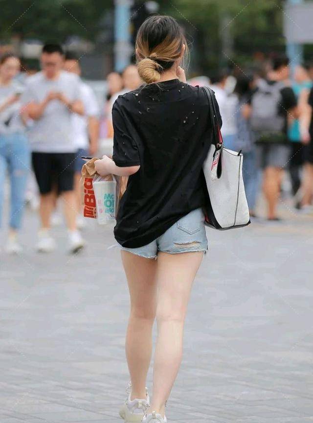 黑色|破洞上衣，搭配毛边破洞牛仔短裤，小姐姐性感指数爆表
