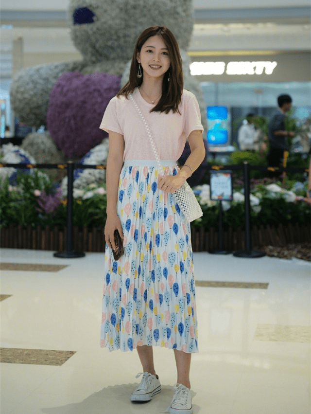 图案|离开裤子的T恤,搭“半身长裙”更洋气显瘦
