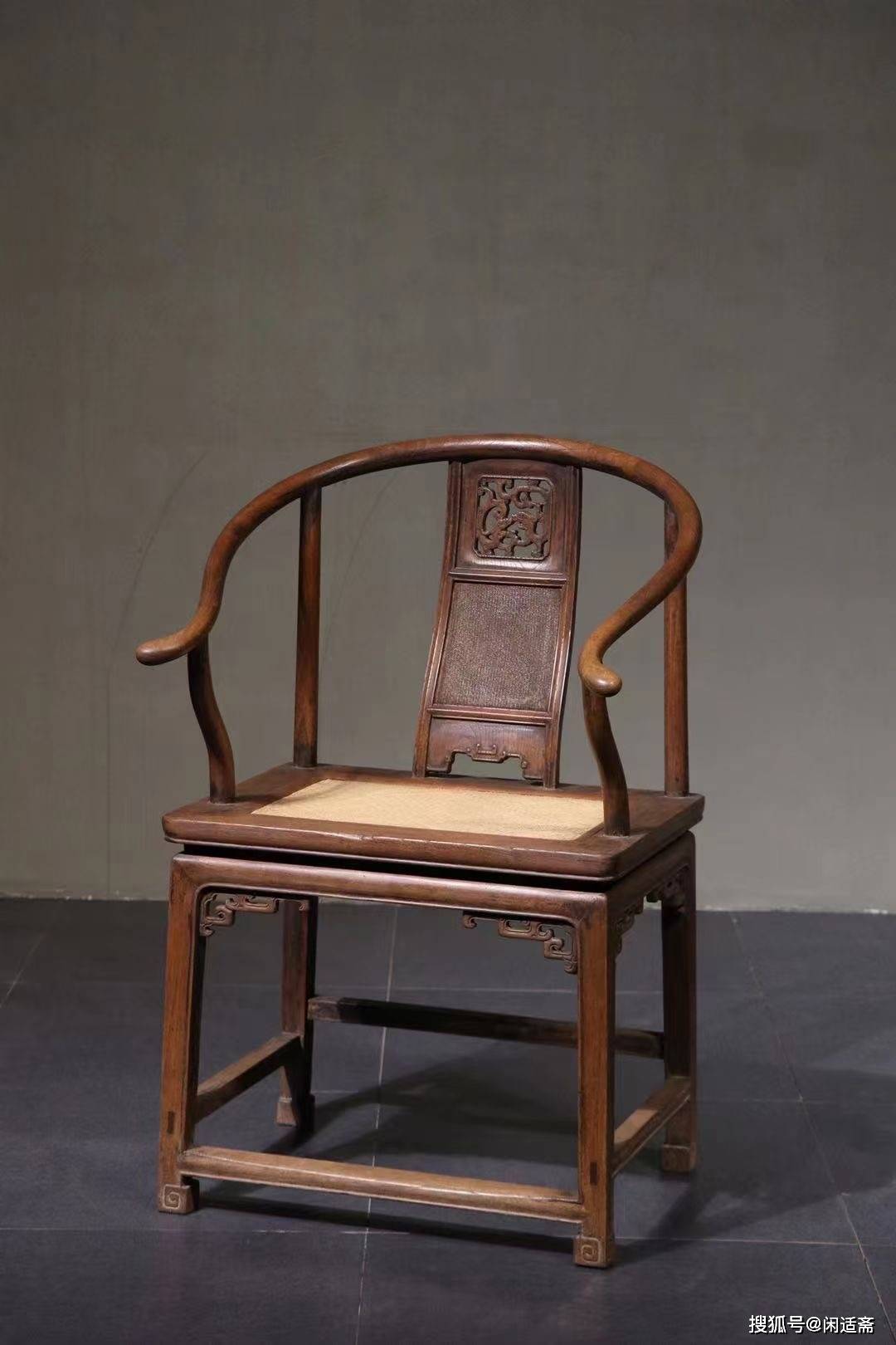 原创古朴庄重螭龙纹软屉榉木圈椅